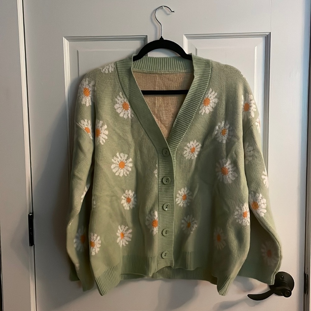 Cute daisy sweater